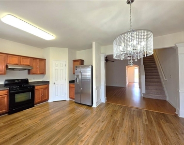 1908 Dilcrest Drive - Photo Thumbnail 6