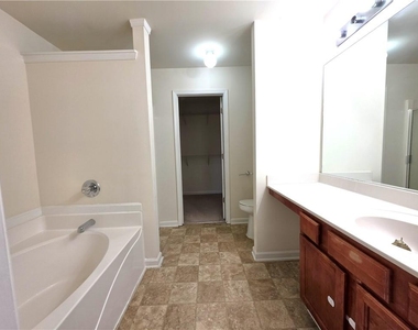 1908 Dilcrest Drive - Photo Thumbnail 17
