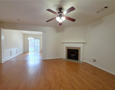 1908 Dilcrest Drive - Photo Thumbnail 3