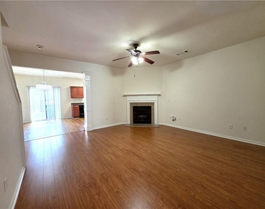 1908 Dilcrest Drive - Photo Thumbnail 2
