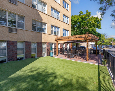 7070 N Sheridan Avenue - Photo Thumbnail 11