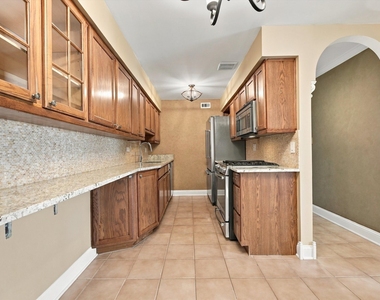 1627 N Windsor Drive - Photo Thumbnail 11