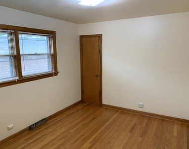 3826 Clarence Avenue - Photo Thumbnail 12