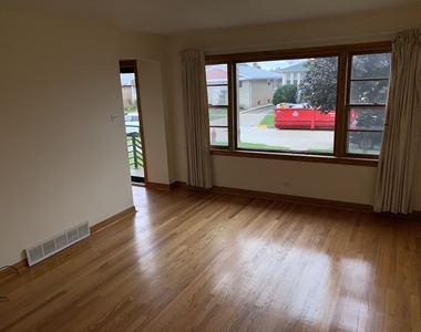 3826 Clarence Avenue - Photo Thumbnail 4