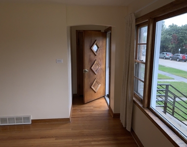 3826 Clarence Avenue - Photo Thumbnail 5