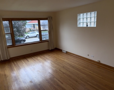 3826 Clarence Avenue - Photo Thumbnail 3