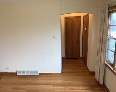 3826 Clarence Avenue - Photo Thumbnail 6
