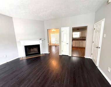 805 Wedgewood Way - Photo Thumbnail 10