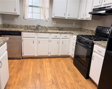 805 Wedgewood Way - Photo Thumbnail 1