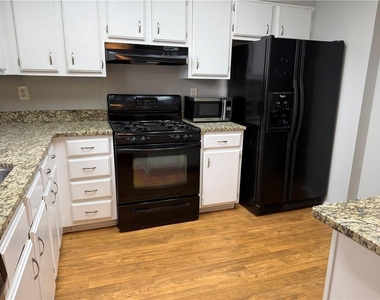 805 Wedgewood Way - Photo Thumbnail 2