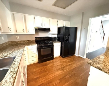 805 Wedgewood Way - Photo Thumbnail 4
