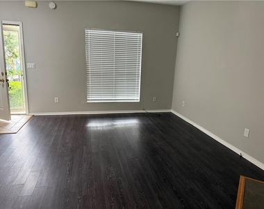 805 Wedgewood Way - Photo Thumbnail 8