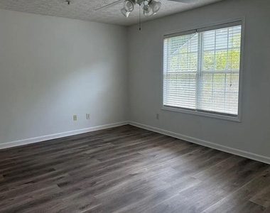 6016 Leeshire Trace - Photo Thumbnail 9