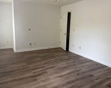 6016 Leeshire Trace - Photo Thumbnail 8