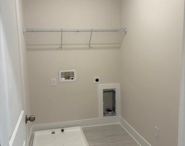 2560 Silver Star Drive - Photo Thumbnail 19
