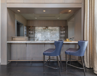 118 E Erie Street - Photo Thumbnail 5