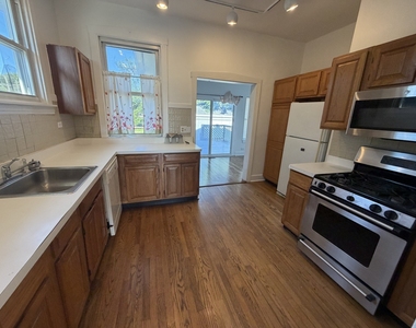 472 N Larch Avenue - Photo Thumbnail 5