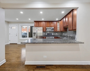 1715 W Thome Avenue - Photo Thumbnail 3