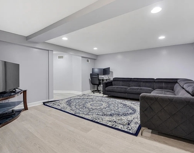 1715 W Thome Avenue - Photo Thumbnail 8