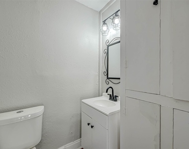 5102 Lyndhurst Drive - Photo Thumbnail 6