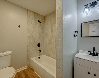 5102 Lyndhurst Drive - Photo Thumbnail 8