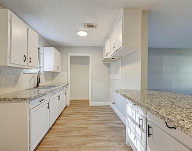 5102 Lyndhurst Drive - Photo Thumbnail 5