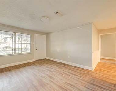 5102 Lyndhurst Drive - Photo Thumbnail 2