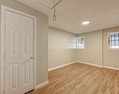 5102 Lyndhurst Drive - Photo Thumbnail 7
