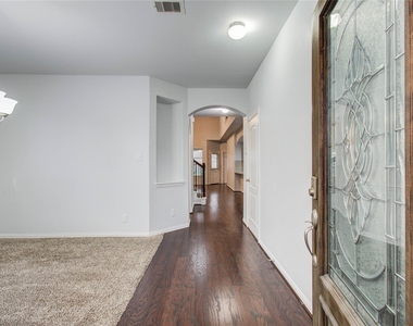 318 Bolton Drive - Photo Thumbnail 2