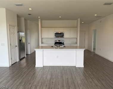 916 Nw 3rd Avenue - Photo Thumbnail 3