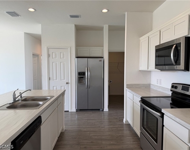 916 Nw 3rd Avenue - Photo Thumbnail 2