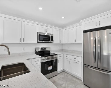 4688 Golfview Boulevard - Photo Thumbnail 4