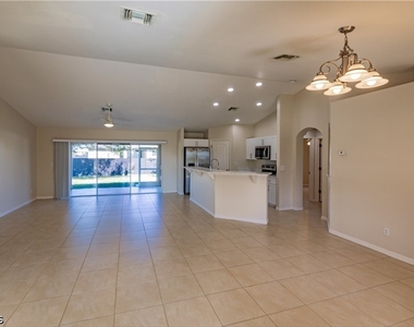 2809 Nw 12th Lane - Photo Thumbnail 4