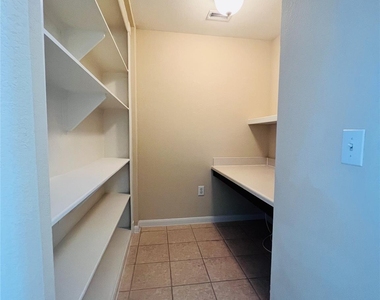 7575 Kirby Drive - Photo Thumbnail 12