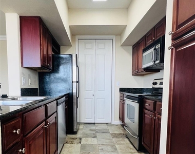 7575 Kirby Drive - Photo Thumbnail 4