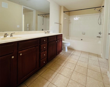 7575 Kirby Drive - Photo Thumbnail 8