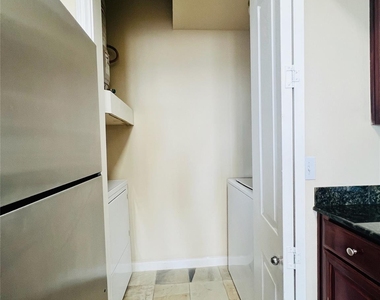 7575 Kirby Drive - Photo Thumbnail 5