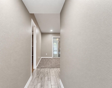 4223 Oak Shadows Drive - Photo Thumbnail 6