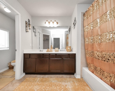 2927 Silverhorn Lane - Photo Thumbnail 32