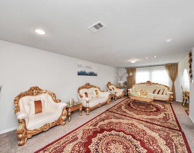 2927 Silverhorn Lane - Photo Thumbnail 10