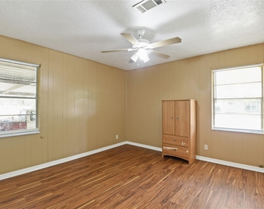 2817 Lancaster Lane - Photo Thumbnail 5