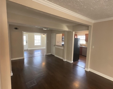 838 E 29th Street - Photo Thumbnail 4
