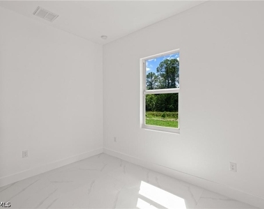 936 Anthony Street E - Photo Thumbnail 12