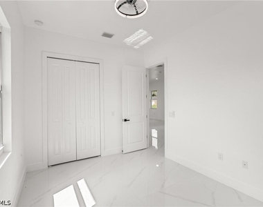936 Anthony Street E - Photo Thumbnail 7