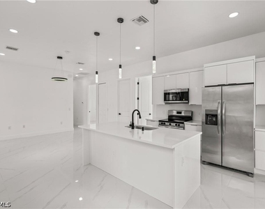936 Anthony Street E - Photo Thumbnail 5