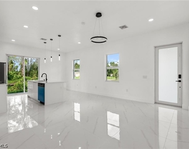 936 Anthony Street E - Photo Thumbnail 2