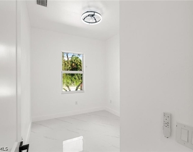 936 Anthony Street E - Photo Thumbnail 14