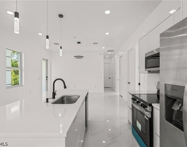 936 Anthony Street E - Photo Thumbnail 4