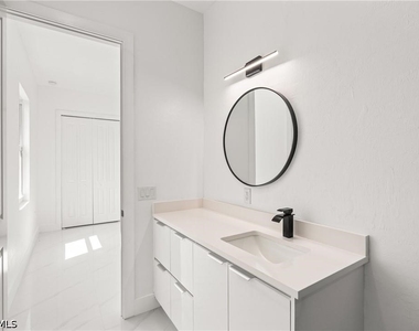 936 Anthony Street E - Photo Thumbnail 11