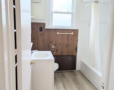 438 Van Dyke - Photo Thumbnail 4